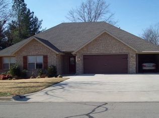 712 S Chateau Dr, Rogers, AR 72758