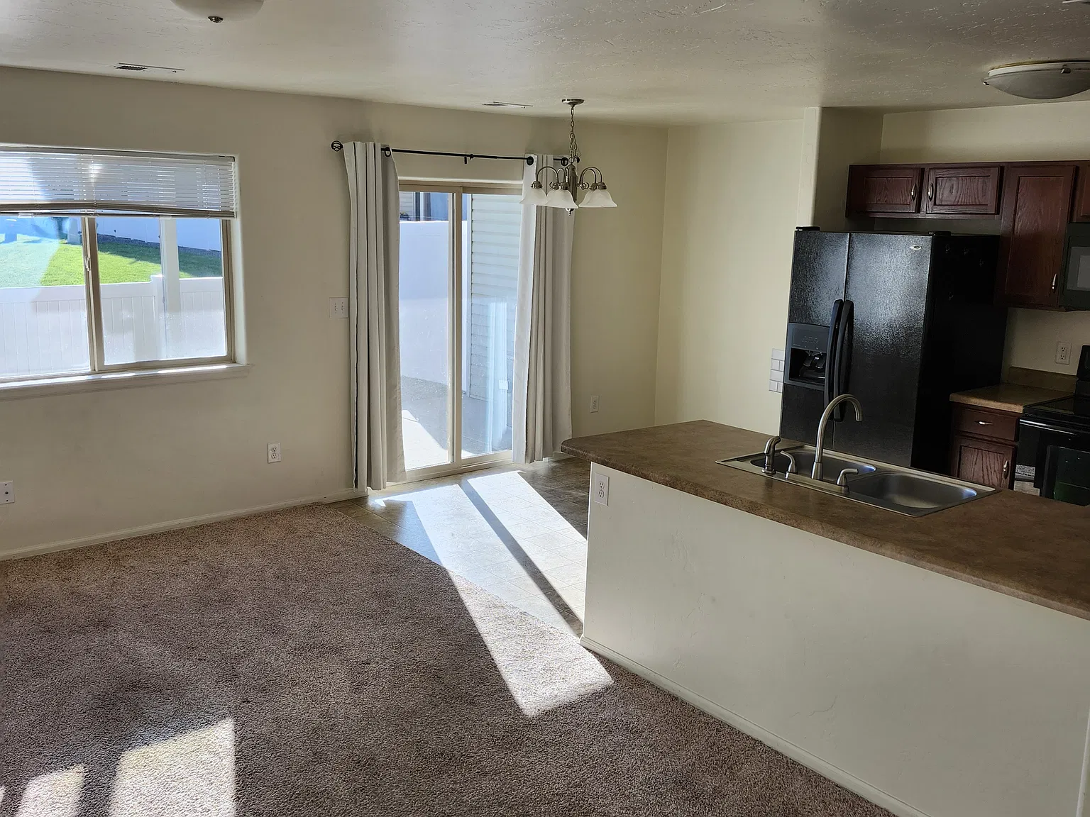 3 bed, 2.5 bath, 1368 sqft, $1,975 — Photo 3