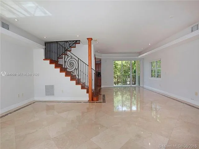 592 Fernwood Rd — Photo 7