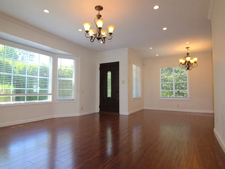 6730 Balboa Blvd — Photo 4