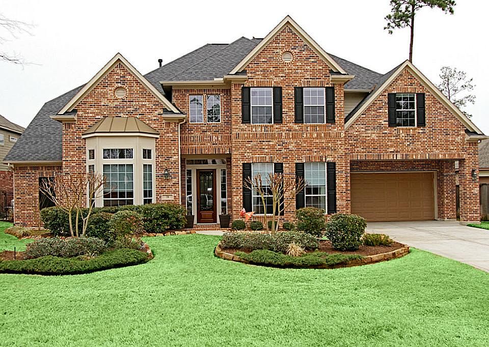 Welcome to 71 S. Fair Manor Circle, a beautiful home on a large quiet lot!