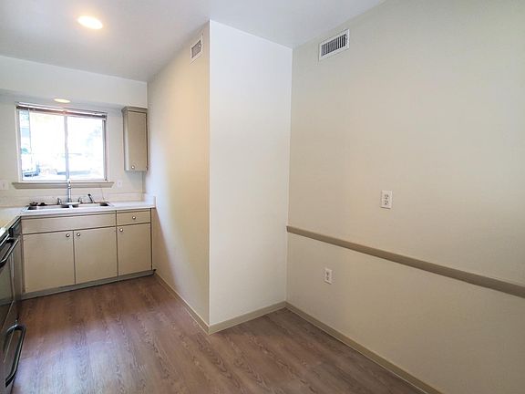 Eating space in kitchen