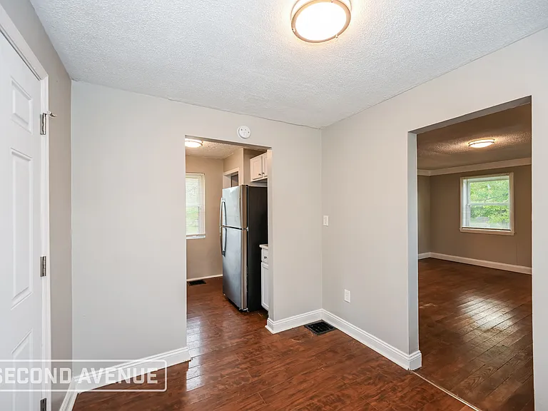 5589 Raceview Ave — Photo 8