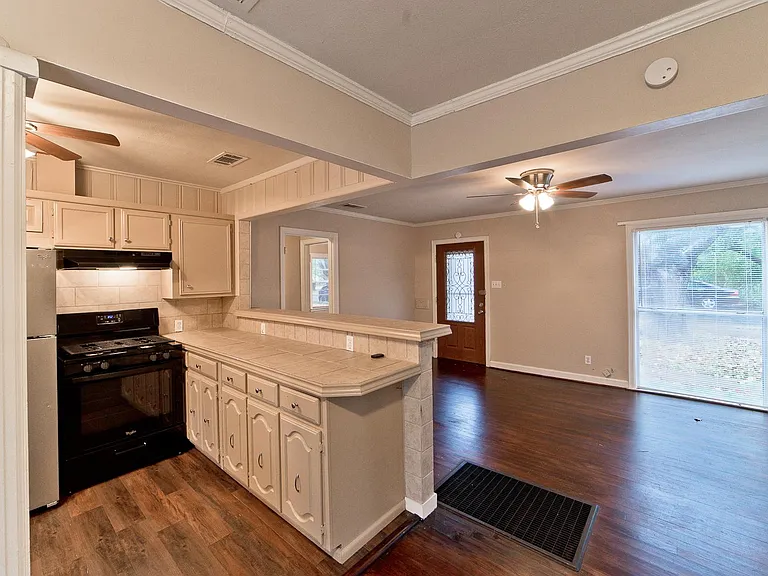 4434 Somerville Ave — Photo 6