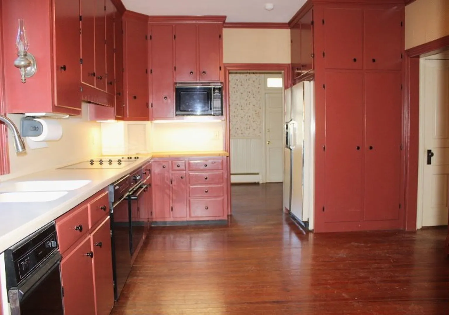 Spacious 5-Bedroom, 3-Story Farmhouse — Photo 2