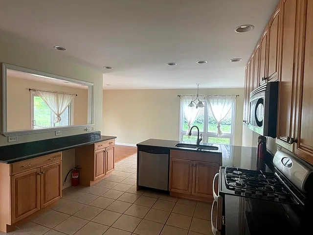 5 bed, 2608 sqft, $3,500 — Photo 4
