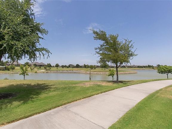4th image of 814 Carrington Greens Dr
