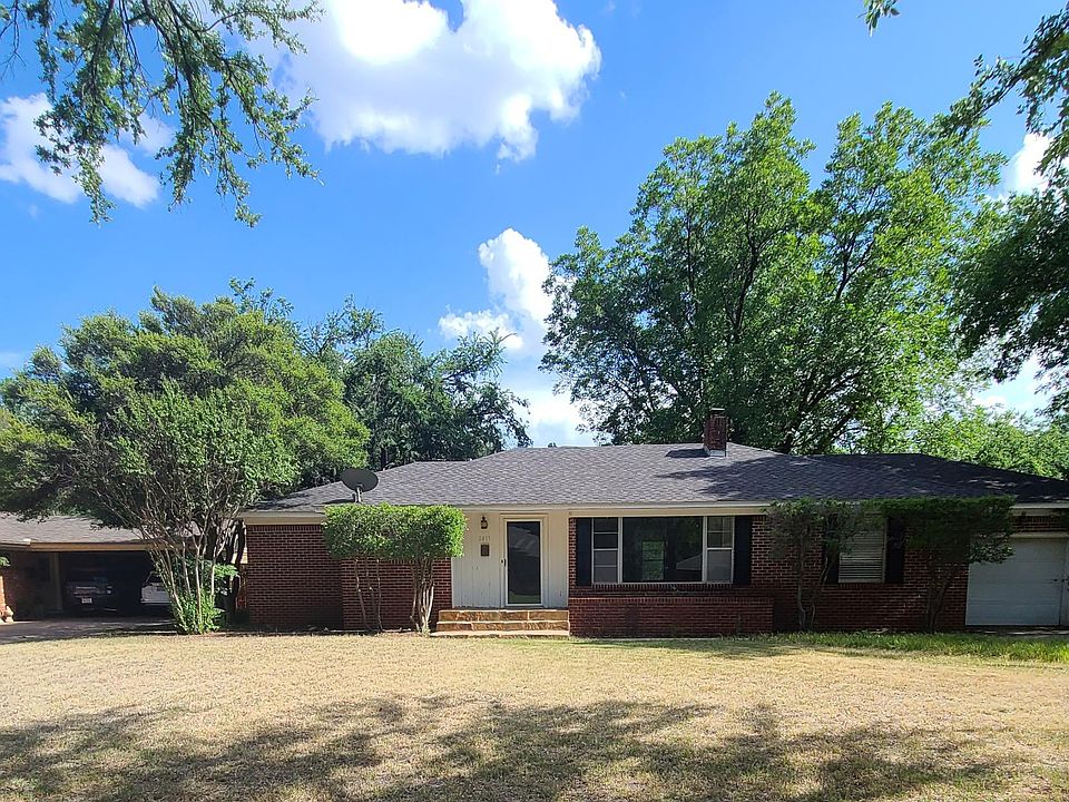 Front of 2417 Martin St. Large Front Yard.