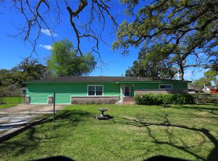 700 Wesley Dr, Clute, TX 77531