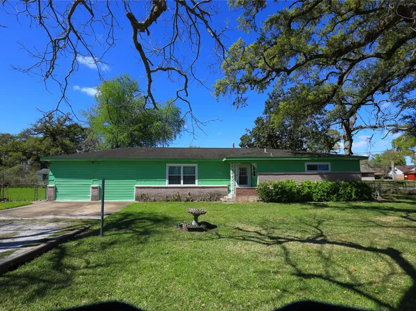 700 Wesley Dr, Clute, TX 77531