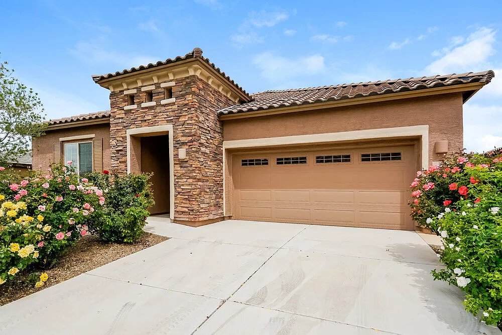 3 bed, 2.0 bath, 2300 sqft, $2,565 — Photo 3