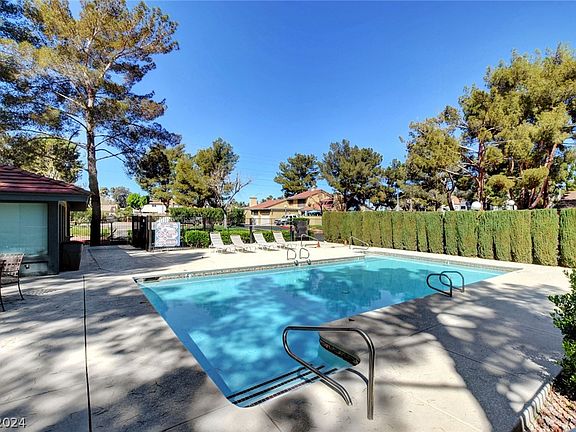 4th image of 2400 Pickwick Dr #0