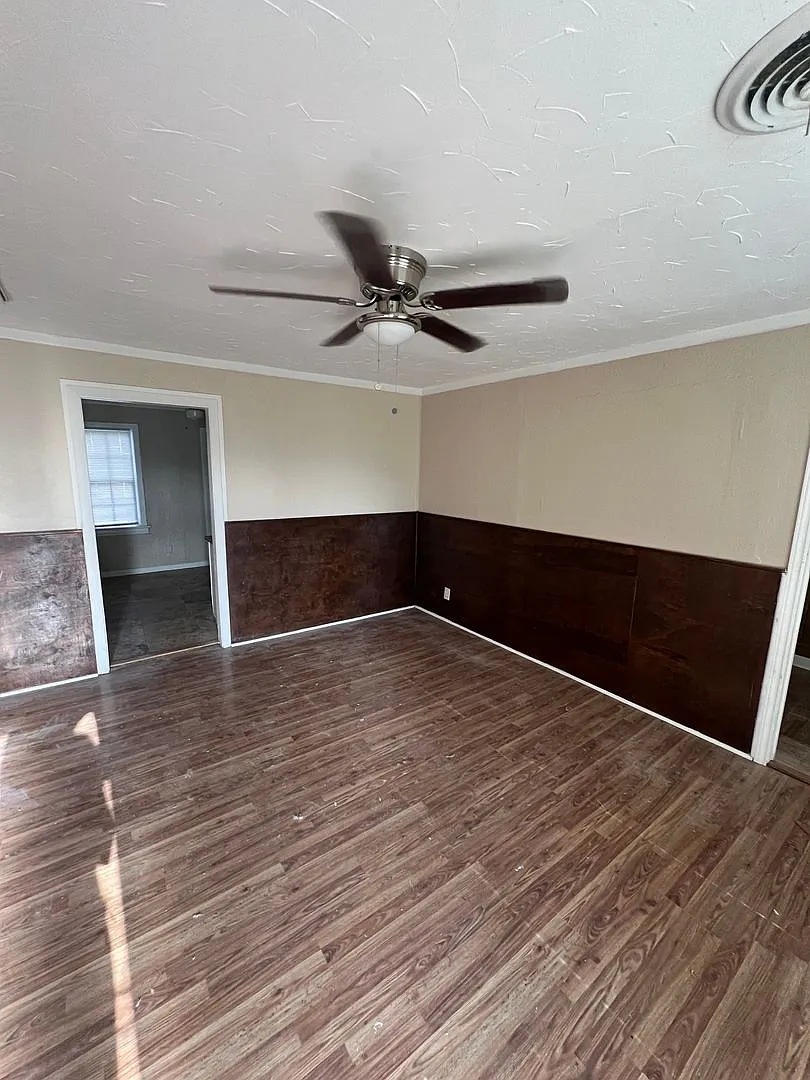 Large 3 bed 1 bath Home! — Photo 2