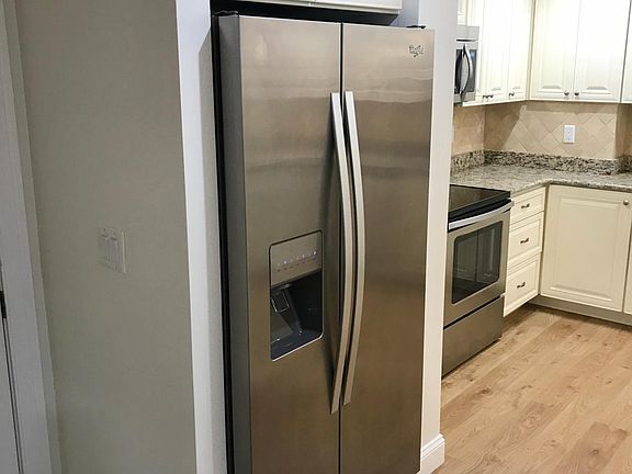 3rd image of 250 Hammond Pond Pkwy #105