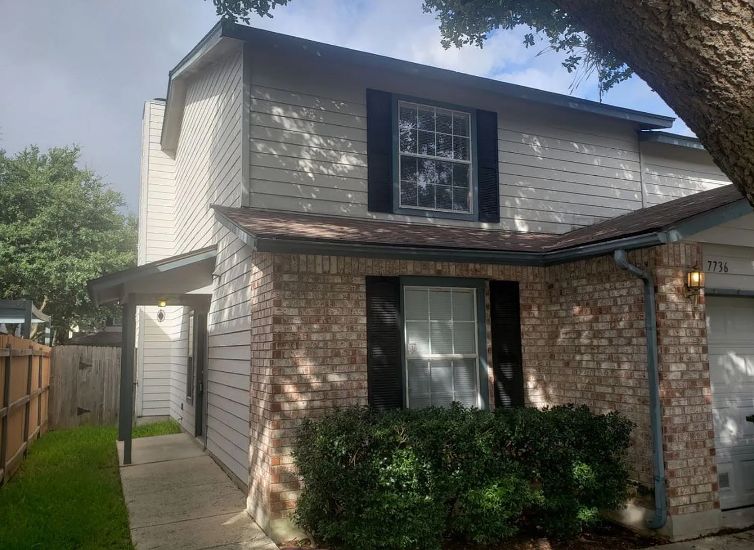 Medical Center! Available Now! Immaculate Well-Maintained 3bd/2.1ba Townhome — Photo 1