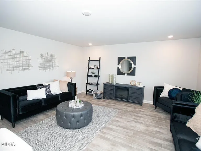 178 Goodall Woods Dr — Photo 2