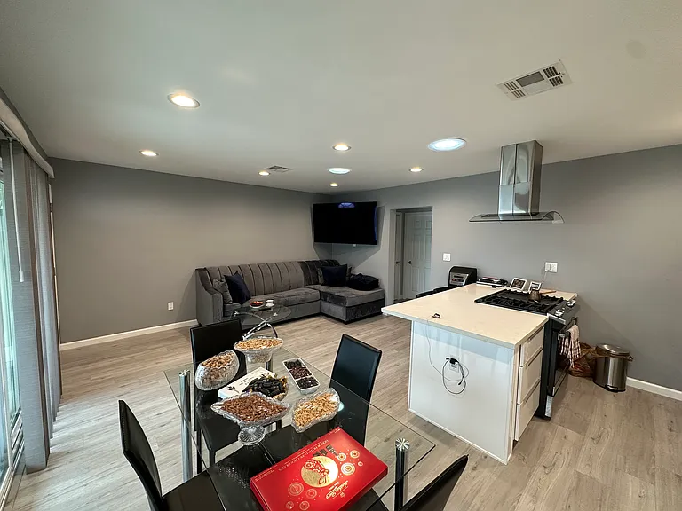 1312 Thompson Ave — Photo 8