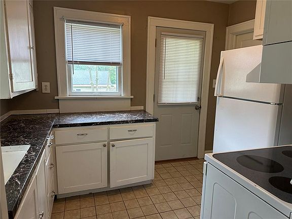 3rd image of 1233 W Linden Ave