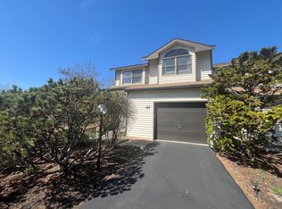 40 Surrey Hill Dr, Latham, NY 12110