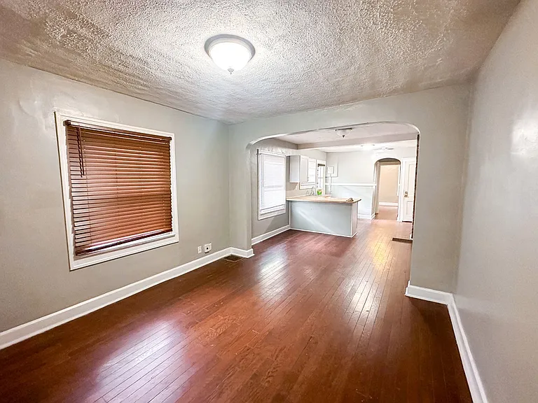 1126-1128 E Bradbury Ave — Photo 9