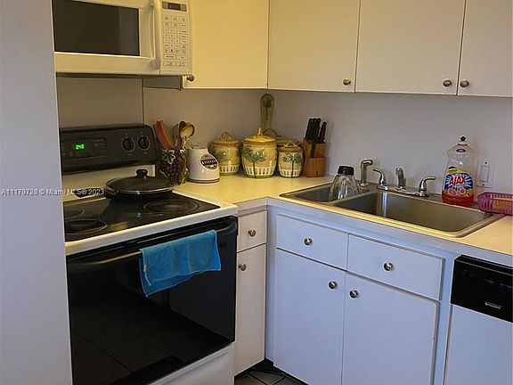 4th image of 445 NE 195th St APT 424