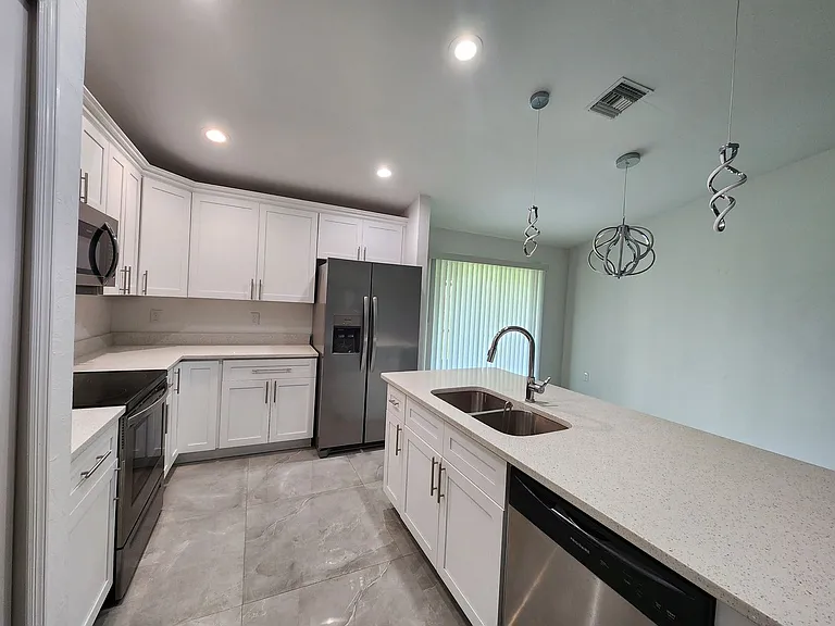 4020 36th St SW — Photo 3