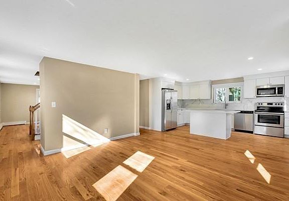 3rd image of 77 Brentwood Cir