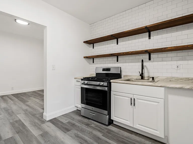 408 E 6th St #5 — Photo 6