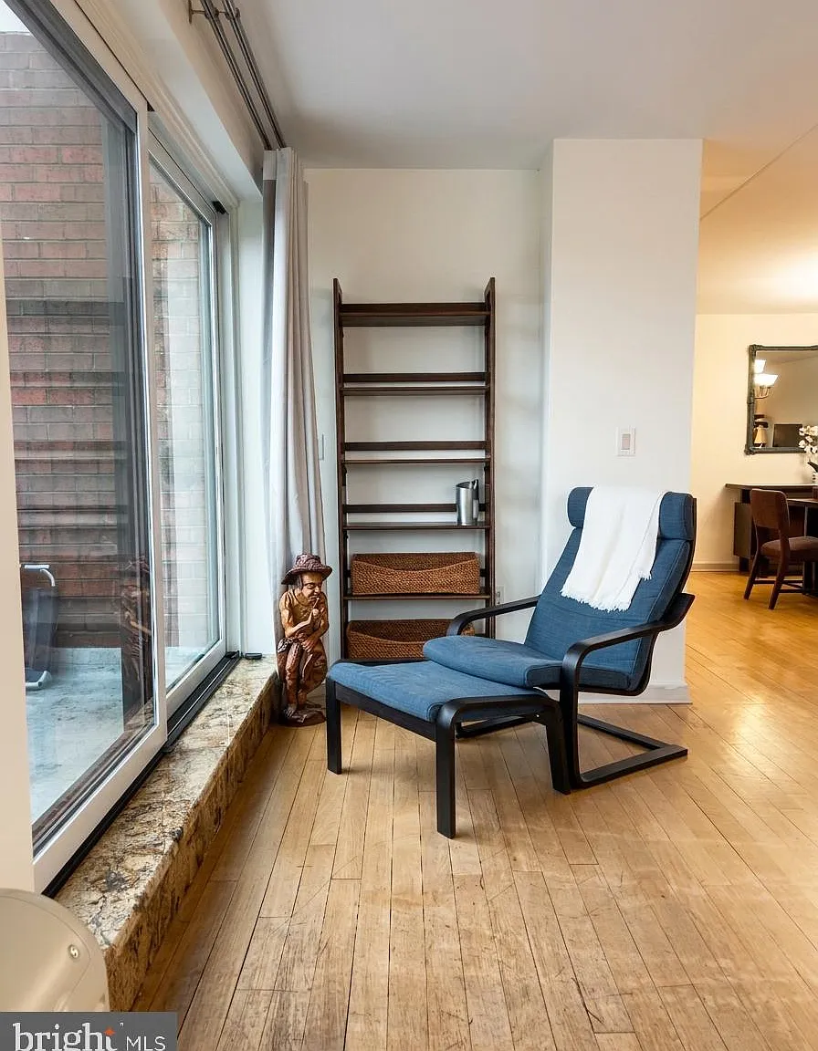 Abbotts Square Condo — Photo 4