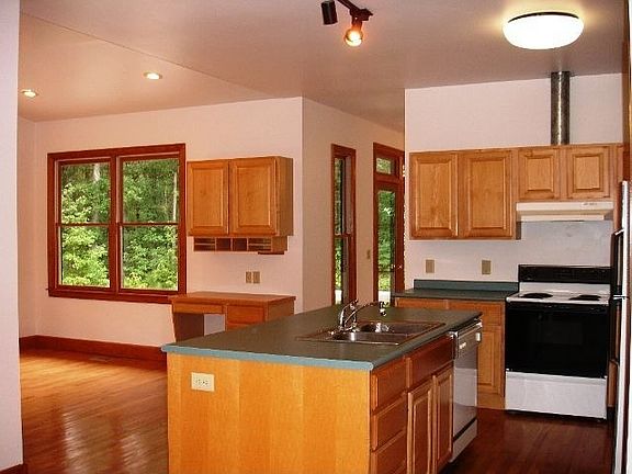Kitchen w/ hardwood floors