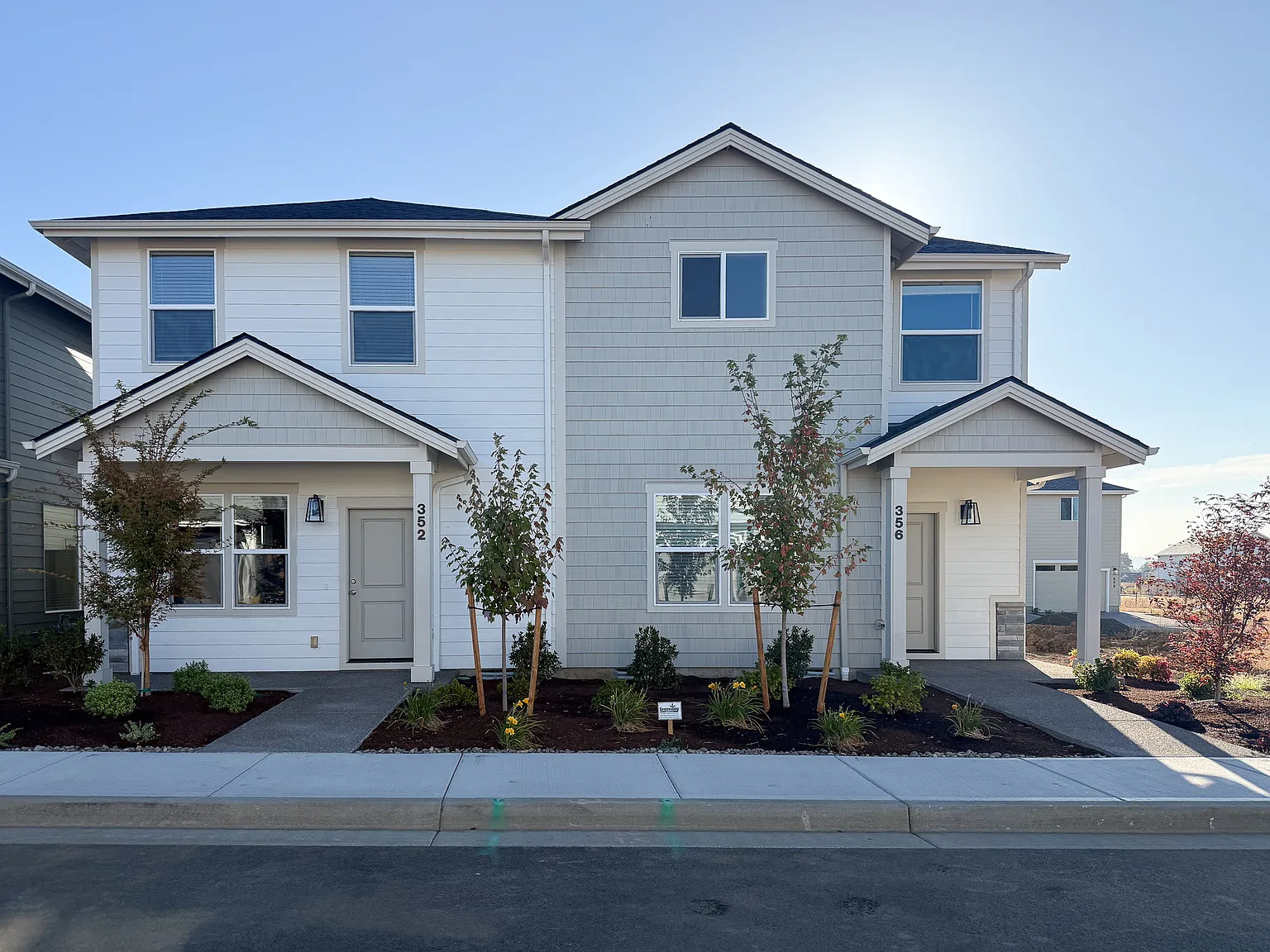 352 SE Shetterly Dr photo 1