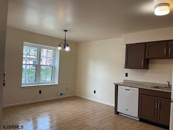 4th image of 921 Blake Dr