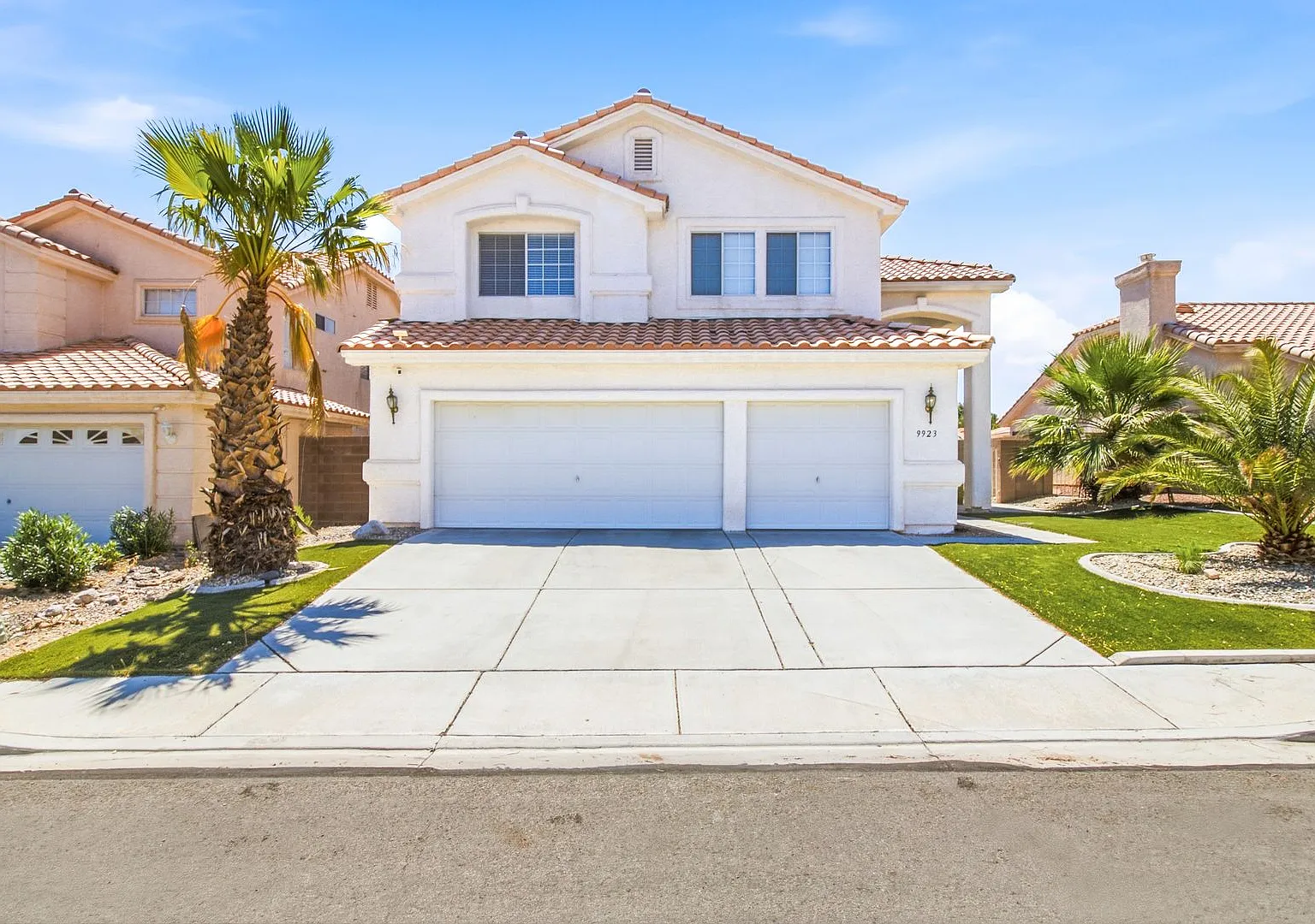 Spacious 4-Bedroom Home with Fireplace, 3-Car Garage & Great Backyard — Photo 1