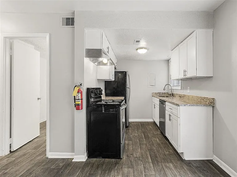 Pinewood Townhomes — Photo 4