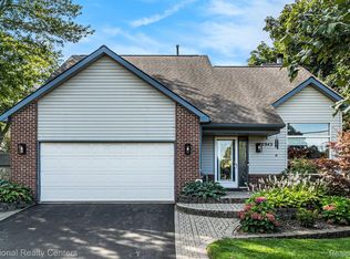 2943 N Lake Angelus Rd W, Waterford, MI 48329