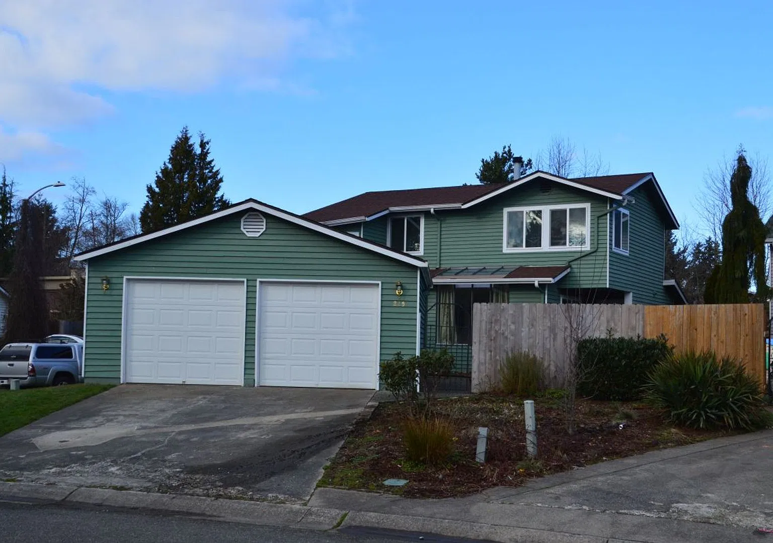 Beautiful and Bright Corner Lot Home in Everett! — Photo 1