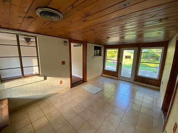 3rd image of 1617 Pleasant Valley Rd