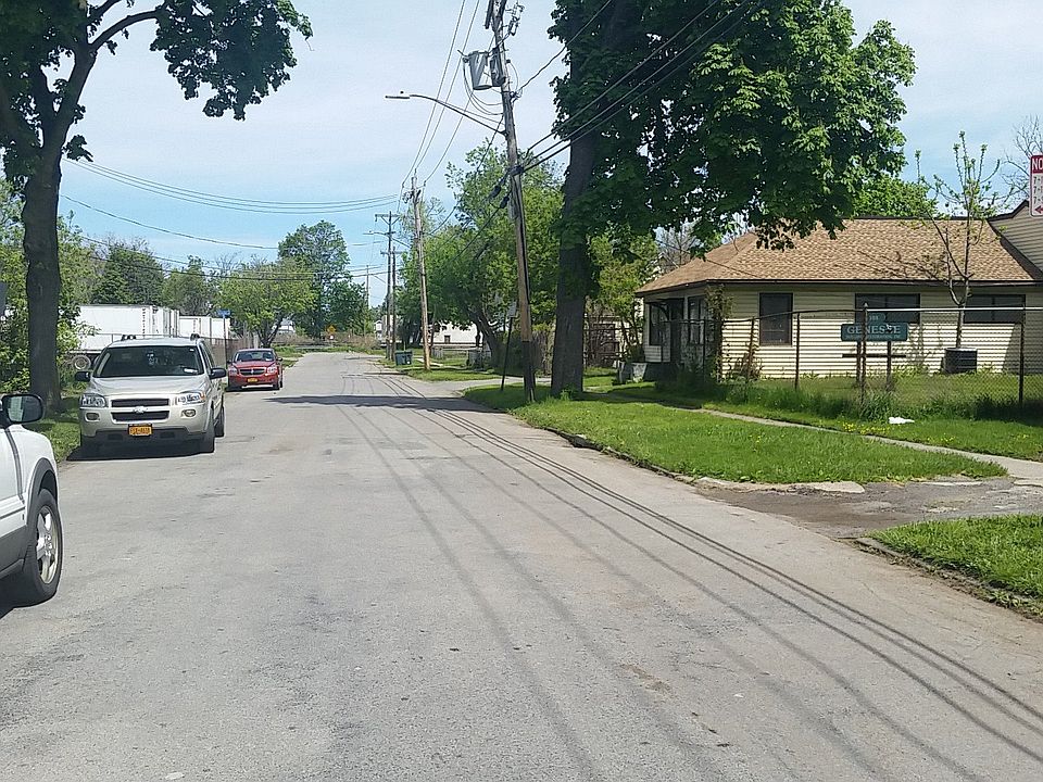 Exterior Neighborhood (street photo)