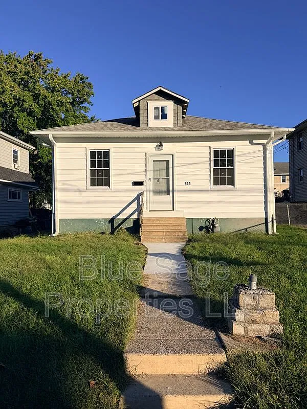 3 bed, 1.0 bath, 1264 sqft, $1,995 — Photo 1