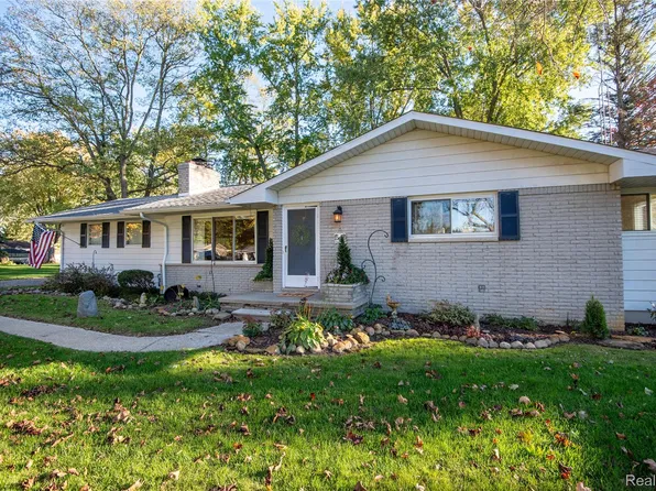 2479 N Long Lake Rd, Fenton, MI 48430