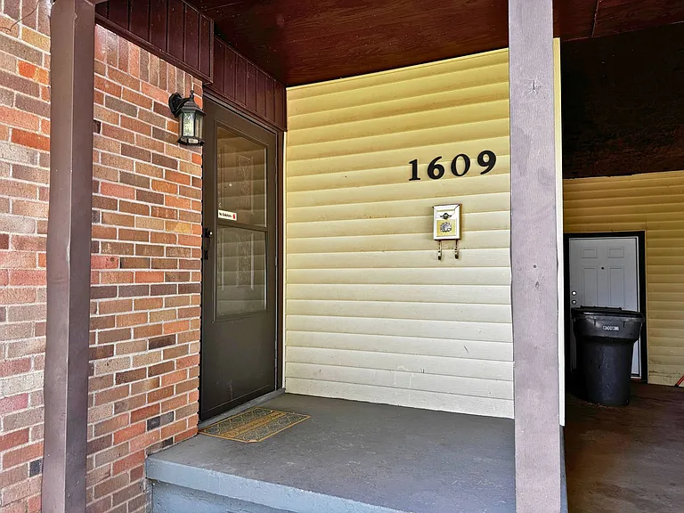 1609 Sunnyside Ln — Photo 2
