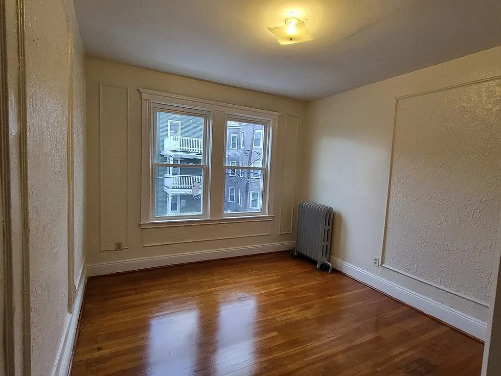 3 bed, 1.0 bath, 900 sqft, $3,200 — Photo 3