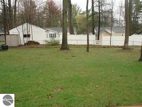 2nd image of 1919 Iroquois St