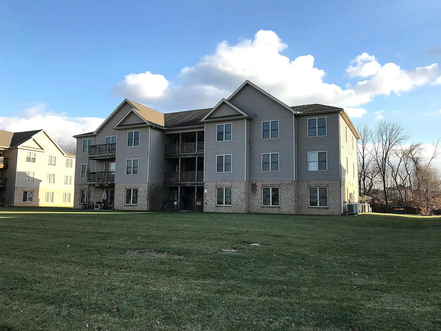2 bed, 800 sqft, $1,300 — Photo 1