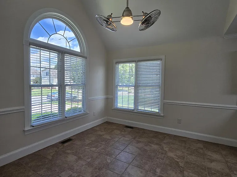102 White Oak Dr — Photo 7