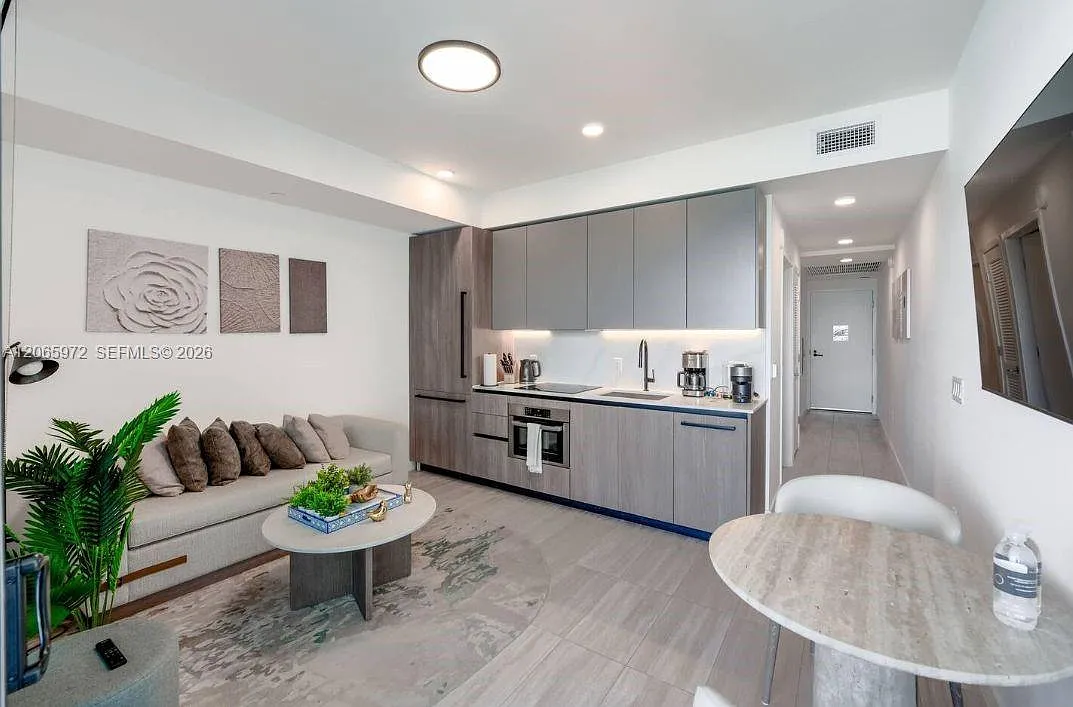 1 bed, 1.0 bath, 425 sqft, $3,500 — Photo 2