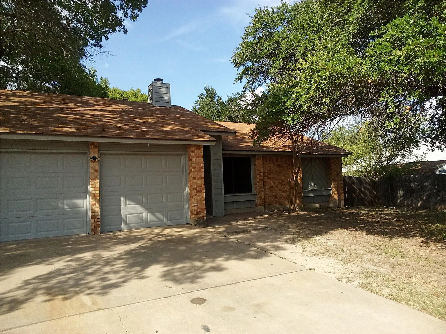 3 bed, 2.0 bath, 1362 sqft, $2,000 — Photo 2