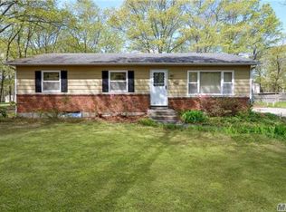 4 Locust Ave N, Medford, NY 11763