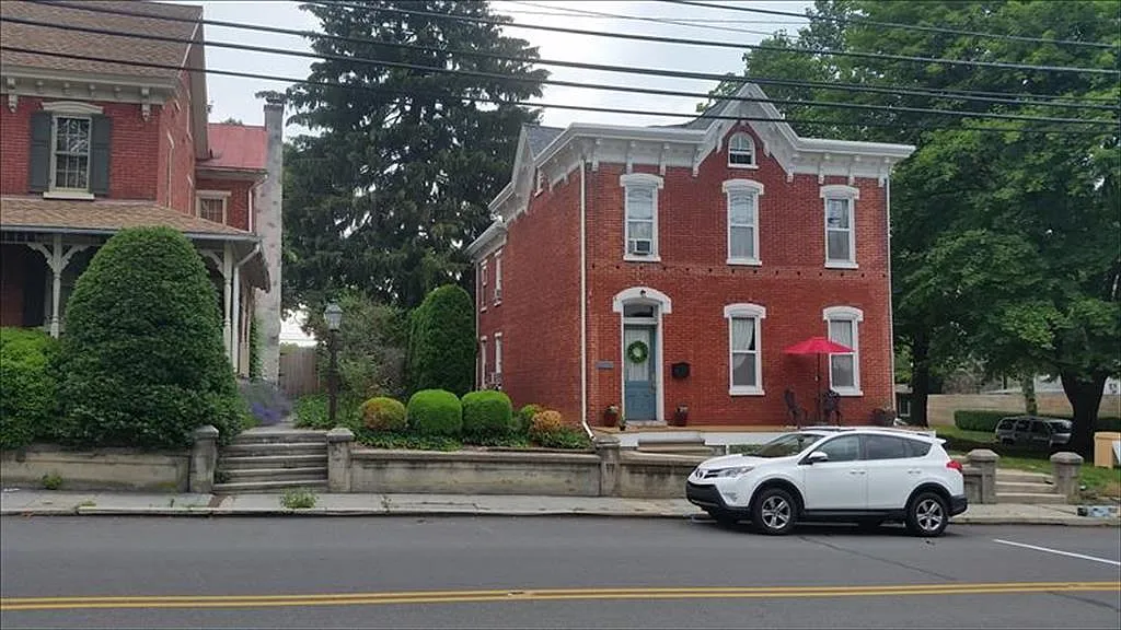 311 W Penn Ave photo 1