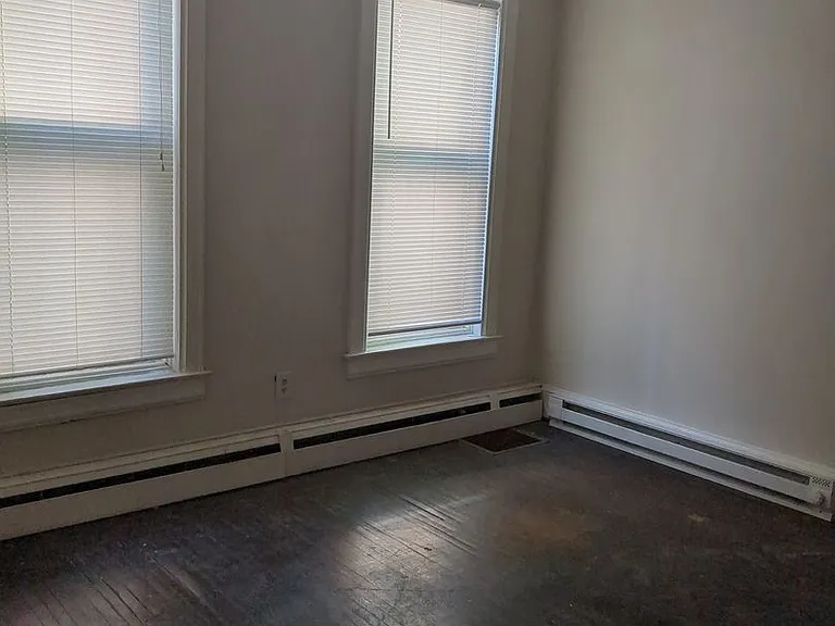 620 W King St — Photo 3